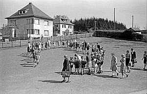 1950_55_schulhof an klocken kapelle_n_04